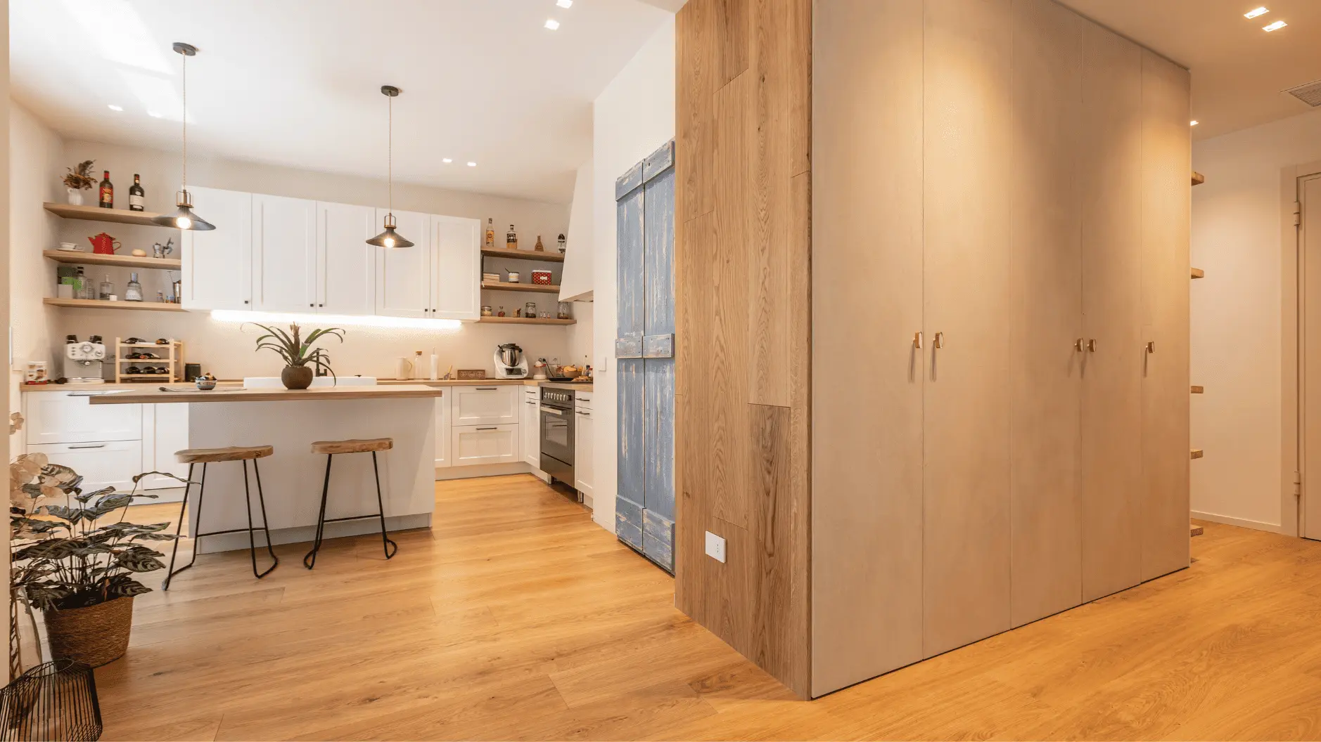 Cucina moderna con pavimento in legno naturale Italwood Parquet