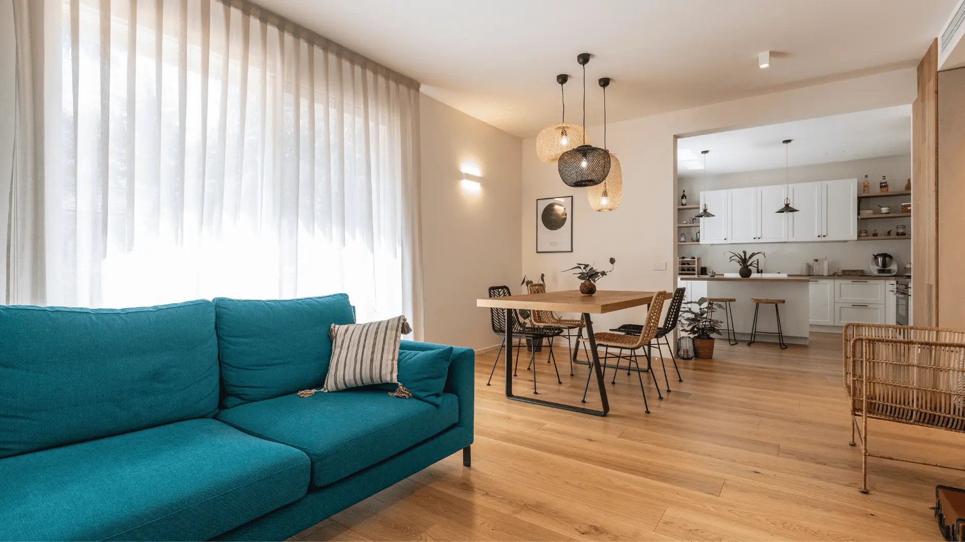 Soggiorno contemporaneo con pavimento in legno Italwood Parquet