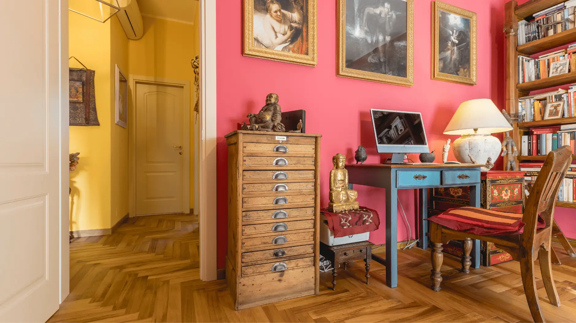 Interno luminoso con parquet naturale e finiture Italwood