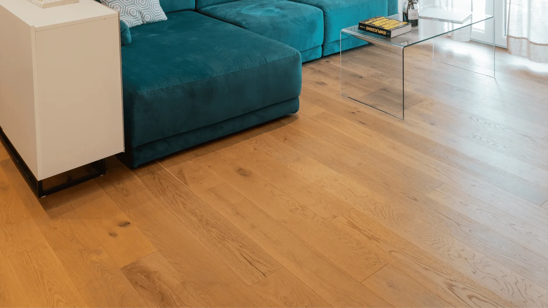 Ambiente moderno arredato con parquet Italwood per interni